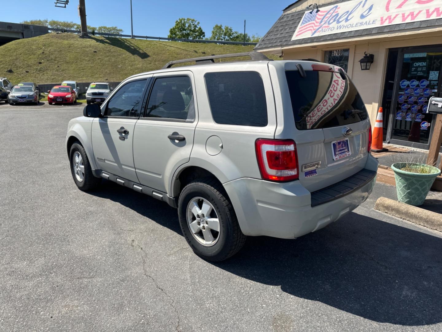 2008 WHITE Ford Escape XLT 2WD I4 (1FMCU03Z28K) with an 2.3L L4 DOHC 16V engine, 4-Speed Automatic Overdrive transmission, located at 5700 Curlew Drive, Norfolk, VA, 23502, (757) 455-6330, 36.841885, -76.209412 - Photo#3